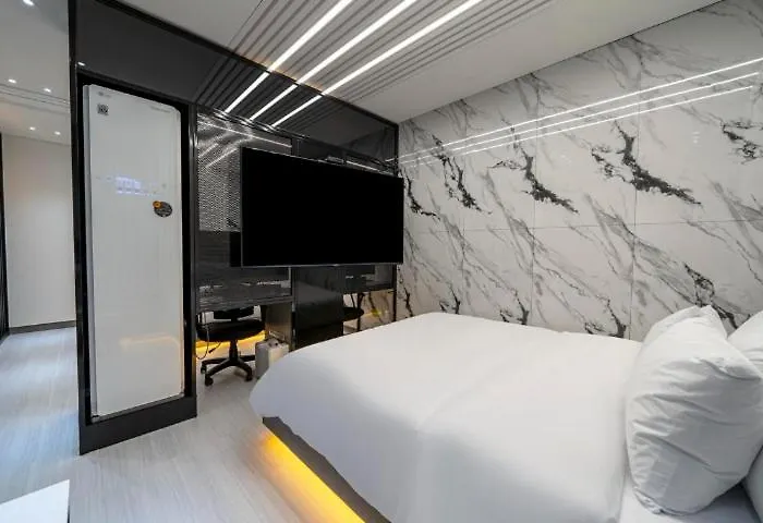 Reina Hotel *