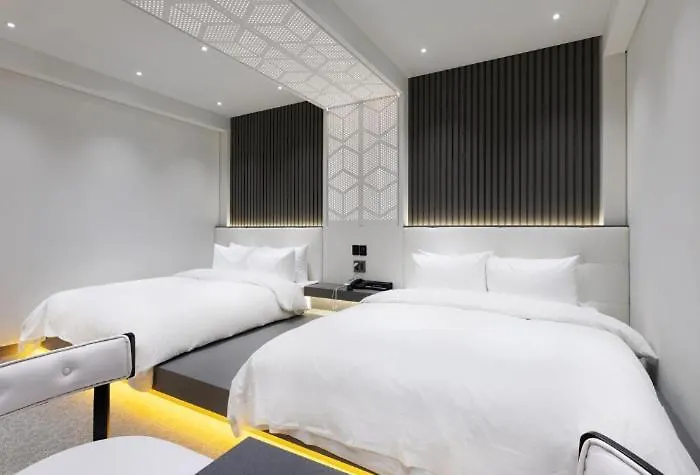 Reina Hotel *