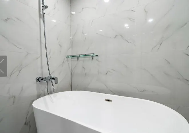 Reina Hotel *