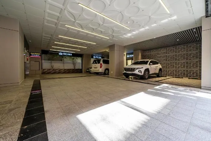 Reina Hotel *