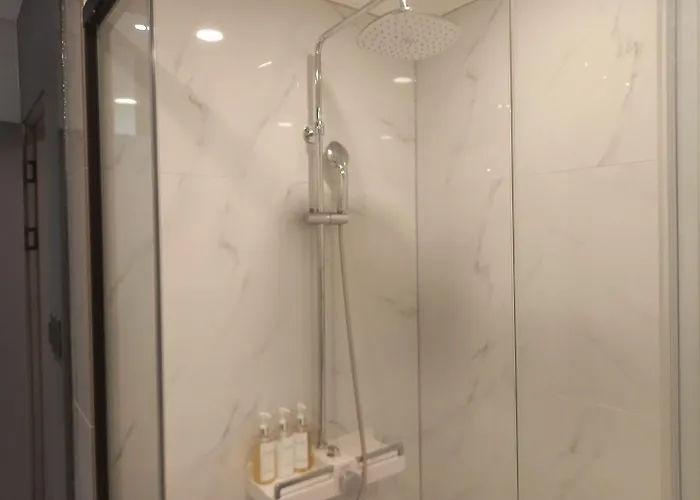 Reina Hotel *