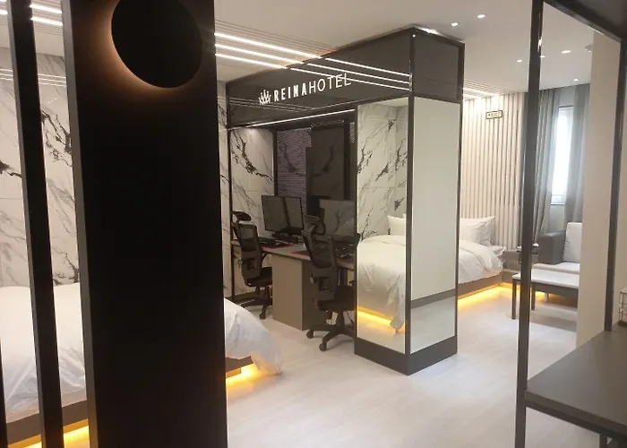 Reina Hotel