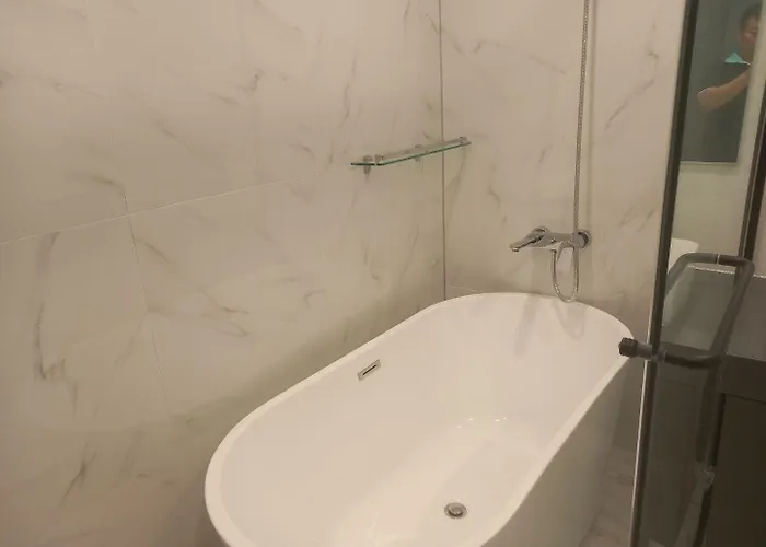 Reina Hotel *