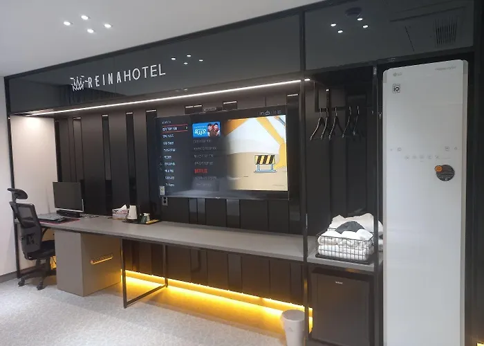 Reina Hotel *