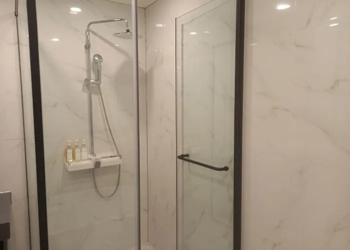 Reina Hotel *